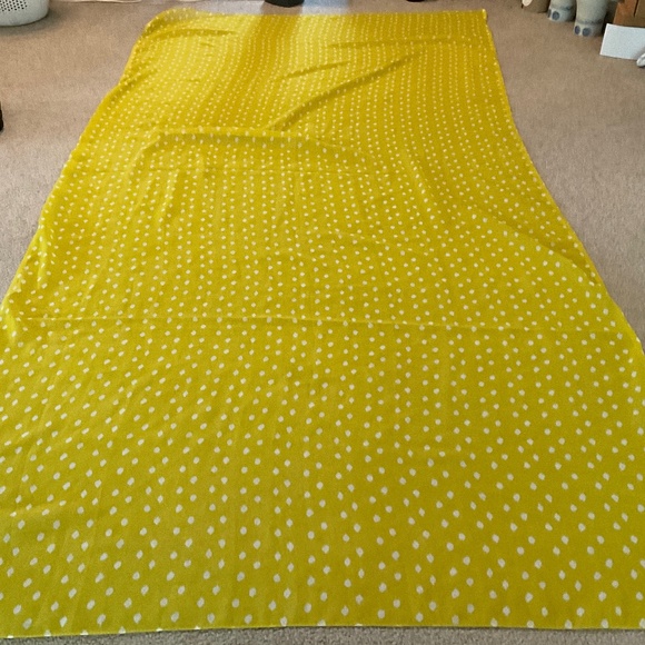 large wrap/scarf, yellow and white teardrops, Felicity the doll is not included - Picture 7 of 9